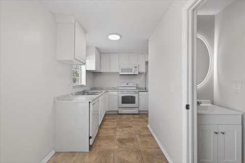 House in Tampa, Florida 2 bedrooms, 97.55 sq.m. № 2122781 - photo 15
