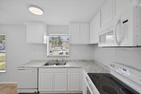 House in Tampa, Florida 2 bedrooms, 97.55 sq.m. № 2122781 - photo 14
