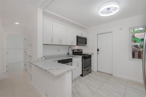 Apartamento en alquiler en Hollywood, Florida, 2 dormitorios, 78.97 m2 № 2046284 - foto 2