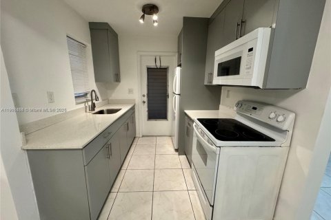 Condo in Hollywood, Florida, 2 bedrooms № 1957080 - photo 2