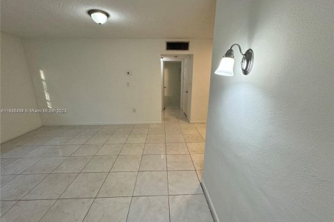 Condo in Hollywood, Florida, 2 bedrooms № 1957080 - photo 4