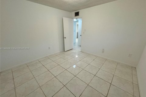 Condo in Hollywood, Florida, 2 bedrooms № 1957080 - photo 16