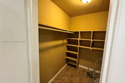 Condo in Hollywood, Florida, 2 bedrooms № 1957080 - photo 13