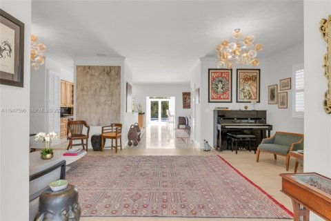 House in South Miami, Florida 3 bedrooms, 229.1 sq.m. № 2003945 - photo 5