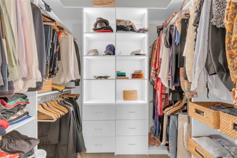 House in South Miami, Florida 3 bedrooms, 229.1 sq.m. № 2003945 - photo 19