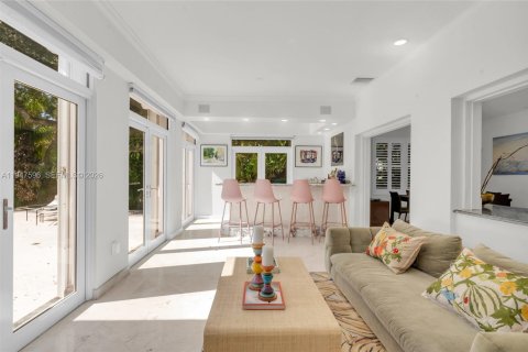 House in South Miami, Florida 3 bedrooms, 229.1 sq.m. № 2003945 - photo 14