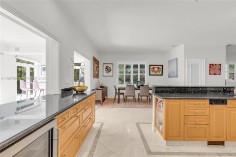 House in South Miami, Florida 3 bedrooms, 229.1 sq.m. № 2003945 - photo 9