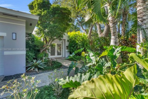 House in South Miami, Florida 3 bedrooms, 229.1 sq.m. № 2003945 - photo 4