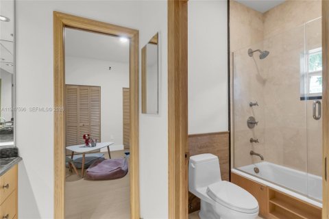 House in South Miami, Florida 3 bedrooms, 229.1 sq.m. № 2003945 - photo 21