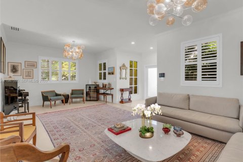 House in South Miami, Florida 3 bedrooms, 229.1 sq.m. № 2003945 - photo 7