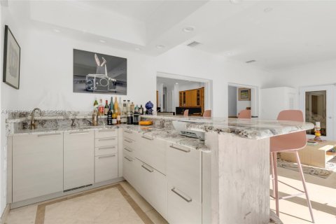 House in South Miami, Florida 3 bedrooms, 229.1 sq.m. № 2003945 - photo 15