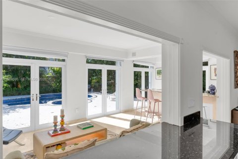 House in South Miami, Florida 3 bedrooms, 229.1 sq.m. № 2003945 - photo 13