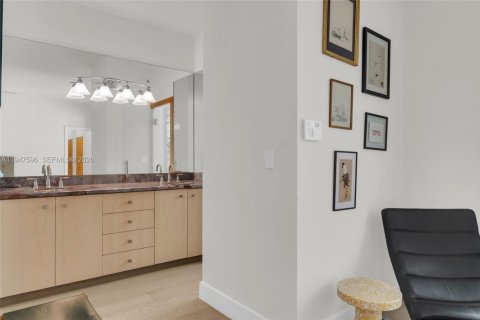 House in South Miami, Florida 3 bedrooms, 229.1 sq.m. № 2003945 - photo 17