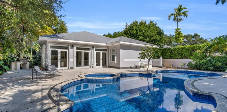 House in South Miami, Florida 3 bedrooms, 229.1 sq.m. № 2003945