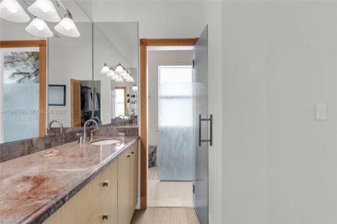 House in South Miami, Florida 3 bedrooms, 229.1 sq.m. № 2003945 - photo 18