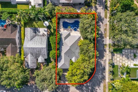 House in South Miami, Florida 3 bedrooms, 229.1 sq.m. № 2003945 - photo 27