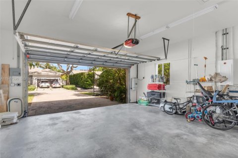 House in South Miami, Florida 3 bedrooms, 229.1 sq.m. № 2003945 - photo 24
