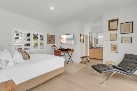 House in South Miami, Florida 3 bedrooms, 229.1 sq.m. № 2003945 - photo 16