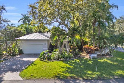 House in South Miami, Florida 3 bedrooms, 229.1 sq.m. № 2003945 - photo 3