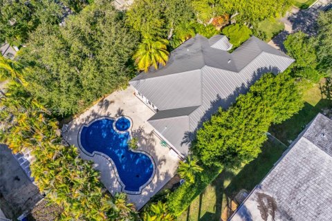 House in South Miami, Florida 3 bedrooms, 229.1 sq.m. № 2003945 - photo 2