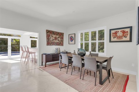 House in South Miami, Florida 3 bedrooms, 229.1 sq.m. № 2003945 - photo 8