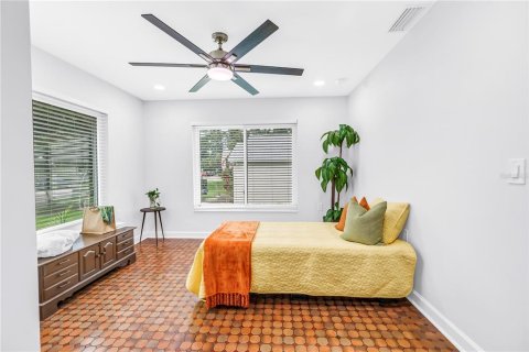 House in Saint Petersburg, Florida 5 bedrooms, 193.61 sq.m. № 1918072 - photo 6