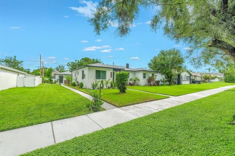 Casa en venta en Saint Petersburg, Florida, 5 dormitorios, 193.61 m2 № 1918072 - foto 1