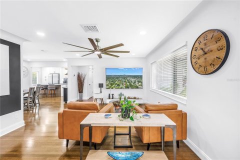 Casa en venta en Saint Petersburg, Florida, 5 dormitorios, 193.61 m2 № 1918072 - foto 10