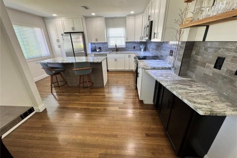 Casa en venta en Saint Petersburg, Florida, 5 dormitorios, 193.61 m2 № 1918072 - foto 23