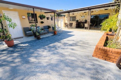 Villa ou maison à vendre à Miami, Floride: 6 chambres, 223.34 m2 № 2033713 - photo 3