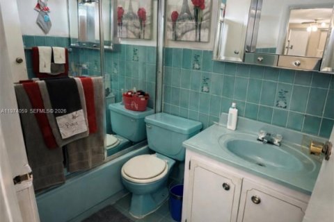 Villa ou maison à vendre à Miami, Floride: 6 chambres, 223.34 m2 № 2033713 - photo 15