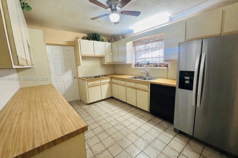 Villa ou maison à vendre à Miami, Floride: 6 chambres, 223.34 m2 № 2033713 - photo 7