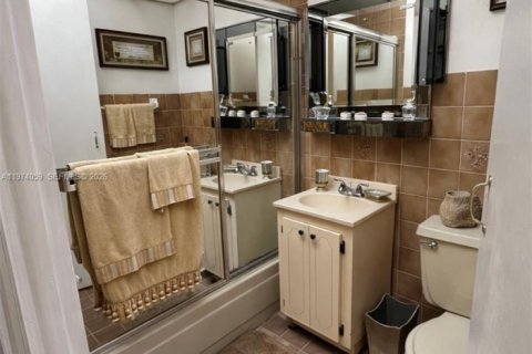 Villa ou maison à vendre à Miami, Floride: 6 chambres, 223.34 m2 № 2033713 - photo 13