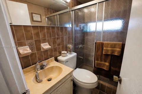 Villa ou maison à vendre à Miami, Floride: 6 chambres, 223.34 m2 № 2033713 - photo 10