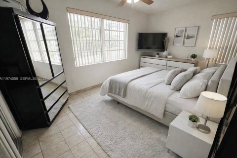 Villa ou maison à vendre à Miami, Floride: 6 chambres, 223.34 m2 № 2033713 - photo 12