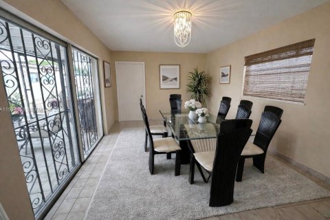 Villa ou maison à vendre à Miami, Floride: 6 chambres, 223.34 m2 № 2033713 - photo 6