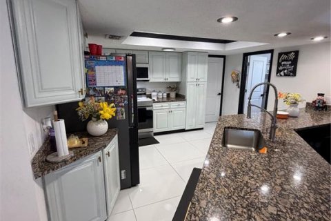 House in Spring Hill, Florida 3 bedrooms, 176.89 sq.m. № 2427378 - photo 14