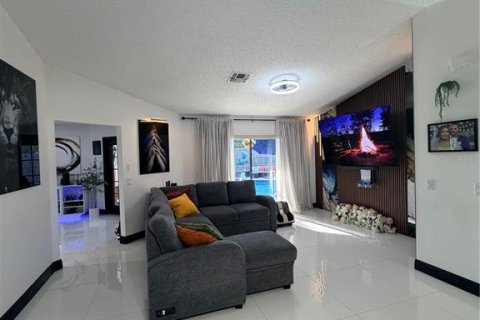 House in Spring Hill, Florida 3 bedrooms, 176.89 sq.m. № 2427378 - photo 7