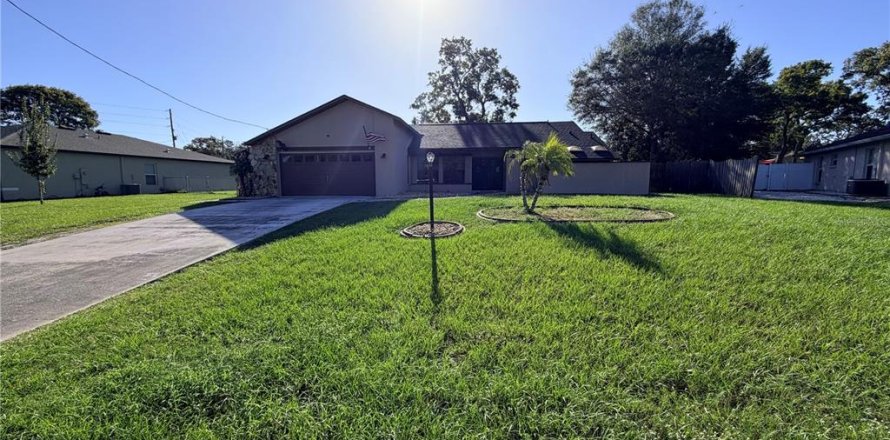 House in Spring Hill, Florida 3 bedrooms, 176.89 sq.m. № 2427378