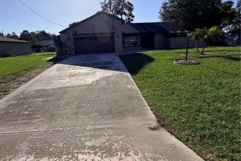 House in Spring Hill, Florida 3 bedrooms, 176.89 sq.m. № 2427378 - photo 2