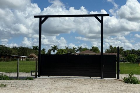 Commercial property in Homestead, Florida № 1891318 - photo 1