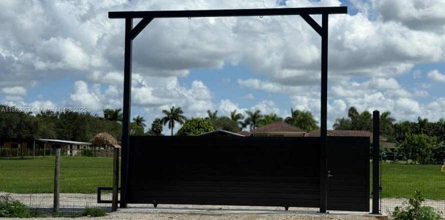 Commercial property in Homestead, Florida № 1891318