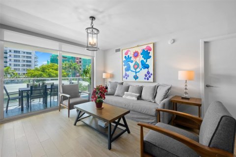 Снять в аренду кондоминиум в Бей-Харбор-Айлендс, Флорида 2 спальни, 118.73м2, № 2029722 - фото 2