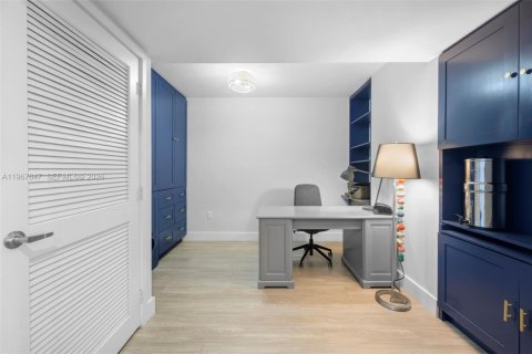 Снять в аренду кондоминиум в Бей-Харбор-Айлендс, Флорида 2 спальни, 118.73м2, № 2029722 - фото 17