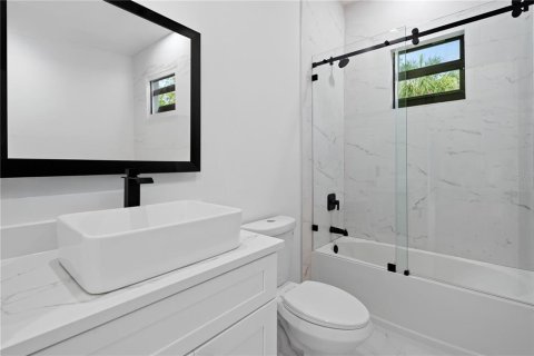 House in Port Charlotte, Florida 3 bedrooms, 159.33 sq.m. № 2215399 - photo 9