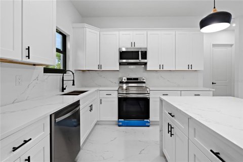 House in Port Charlotte, Florida 3 bedrooms, 159.33 sq.m. № 2215399 - photo 30