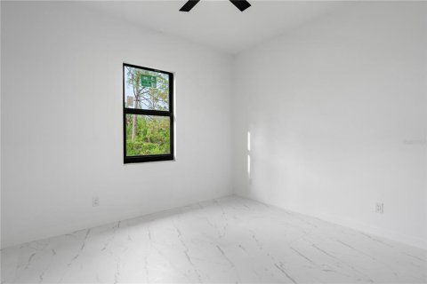 House in Port Charlotte, Florida 3 bedrooms, 159.33 sq.m. № 2215399 - photo 14