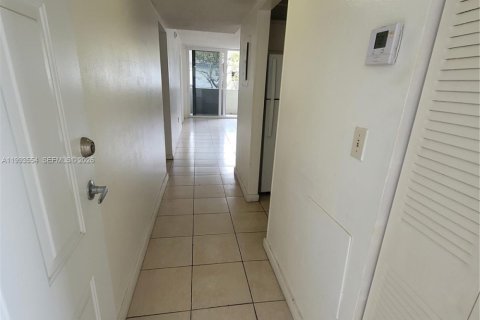Condo in Hialeah Gardens, Florida, 2 bedrooms  № 2057248 - photo 7