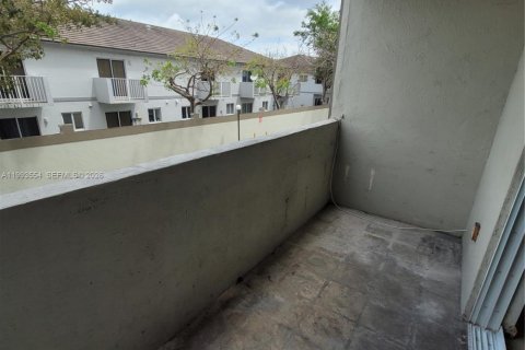 Condo in Hialeah Gardens, Florida, 2 bedrooms  № 2057248 - photo 30