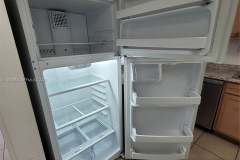 Condo in Hialeah Gardens, Florida, 2 bedrooms  № 2057248 - photo 9